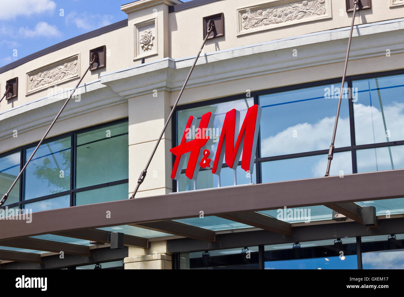 Indianapolis - Circa il luglio 2016: H&M Retail Mall posizione. H&M è un international clothing company II Foto Stock