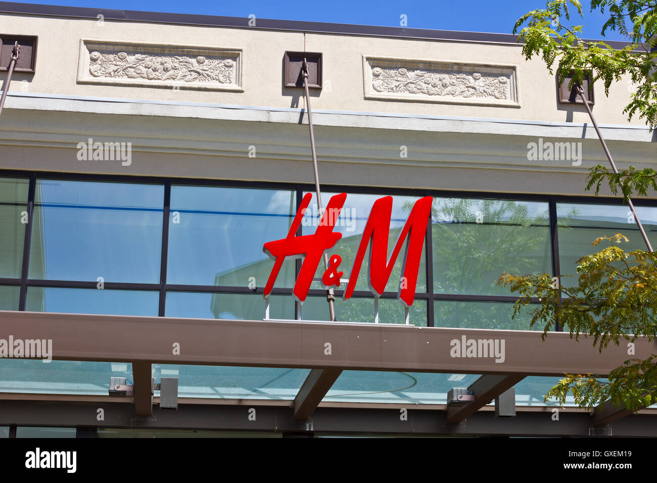 Indianapolis - Circa il luglio 2016: H&M Retail Mall posizione. H&M è un international clothing company III Foto Stock