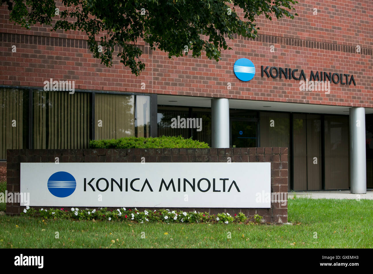 Un segno del logo al di fuori di una struttura occupata da Konica Minolta, Inc., in Wilmington, Massachusetts, il 13 agosto 2016. Foto Stock