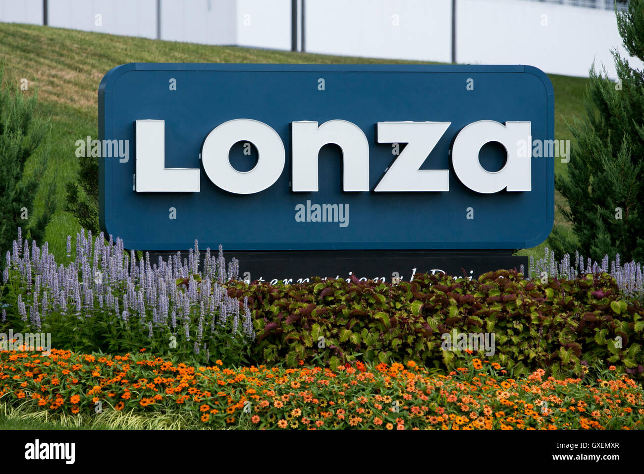 Un segno del logo al di fuori di una struttura occupata dalla Lonza Group in Portsmouth, New Hampshire il 14 agosto 2016. Foto Stock Un segno del logo al di fuori di una struttura occupata dalla Lonza Group in Portsmouth, New Hampshire il 14 agosto 2016. Foto Stock