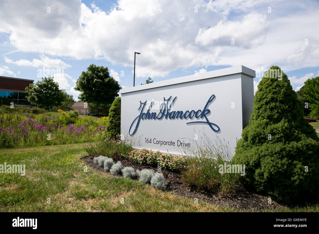 Un segno del logo al di fuori di una struttura occupata da John Hancock Financial a Portsmouth, New Hampshire il 14 agosto 2016. Foto Stock