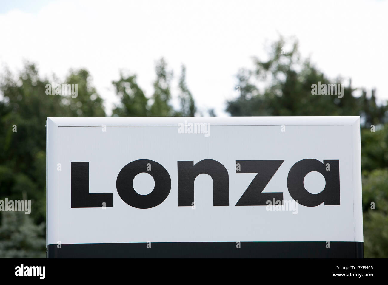Un segno del logo al di fuori di una struttura occupata dalla Lonza Group in Portsmouth, New Hampshire il 14 agosto 2016. Foto Stock Un segno del logo al di fuori di una struttura occupata dalla Lonza Group in Portsmouth, New Hampshire il 14 agosto 2016. Foto Stock
