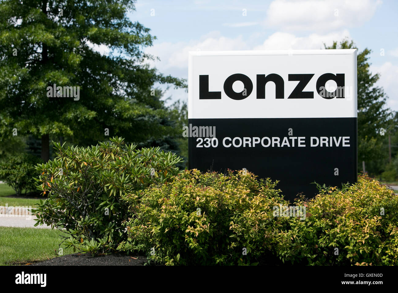 Un segno del logo al di fuori di una struttura occupata dalla Lonza Group in Portsmouth, New Hampshire il 14 agosto 2016. Foto Stock Un segno del logo al di fuori di una struttura occupata dalla Lonza Group in Portsmouth, New Hampshire il 14 agosto 2016. Foto Stock