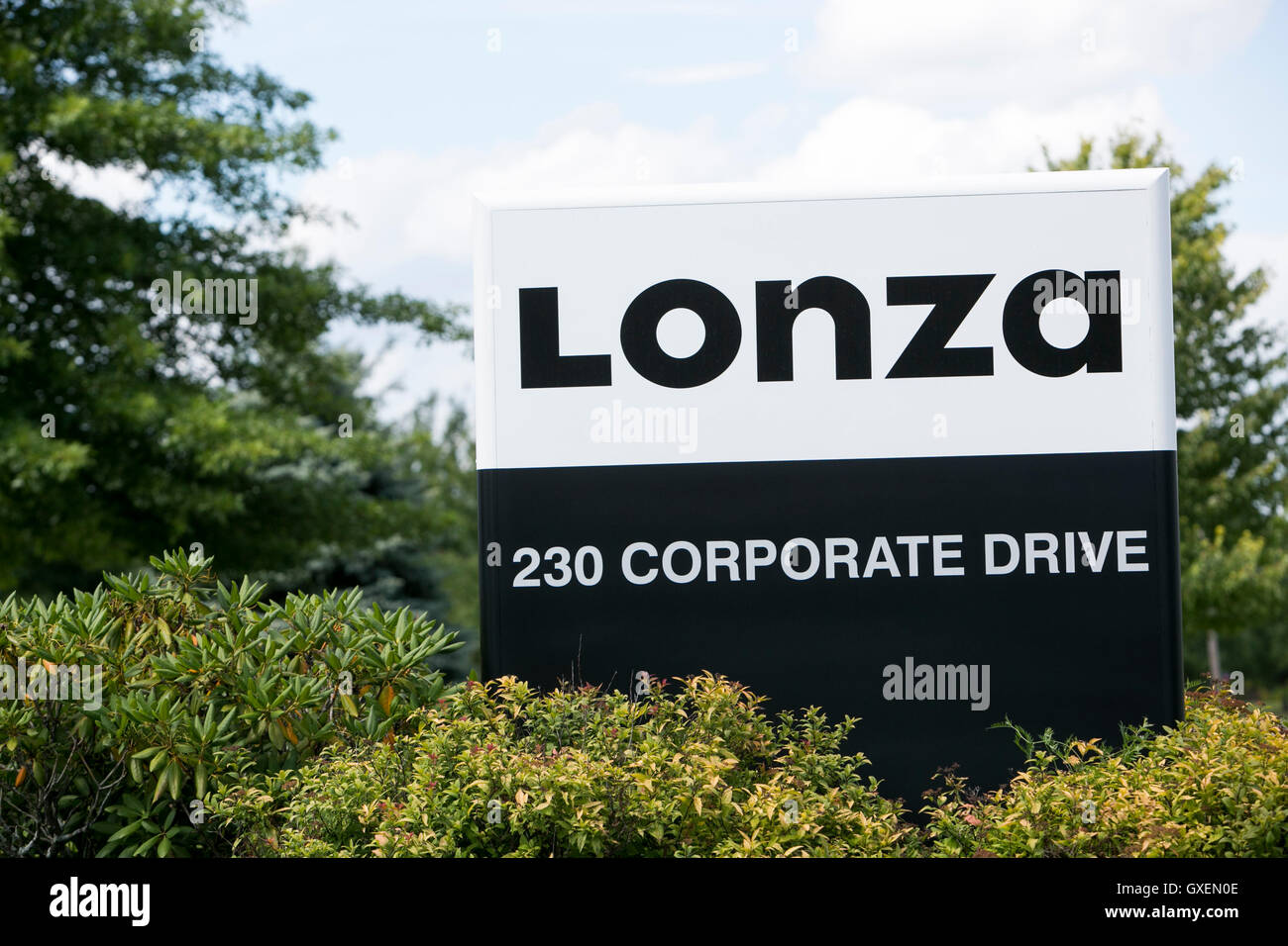 Un segno del logo al di fuori di una struttura occupata dalla Lonza Group in Portsmouth, New Hampshire il 14 agosto 2016. Foto Stock Un segno del logo al di fuori di una struttura occupata dalla Lonza Group in Portsmouth, New Hampshire il 14 agosto 2016. Foto Stock