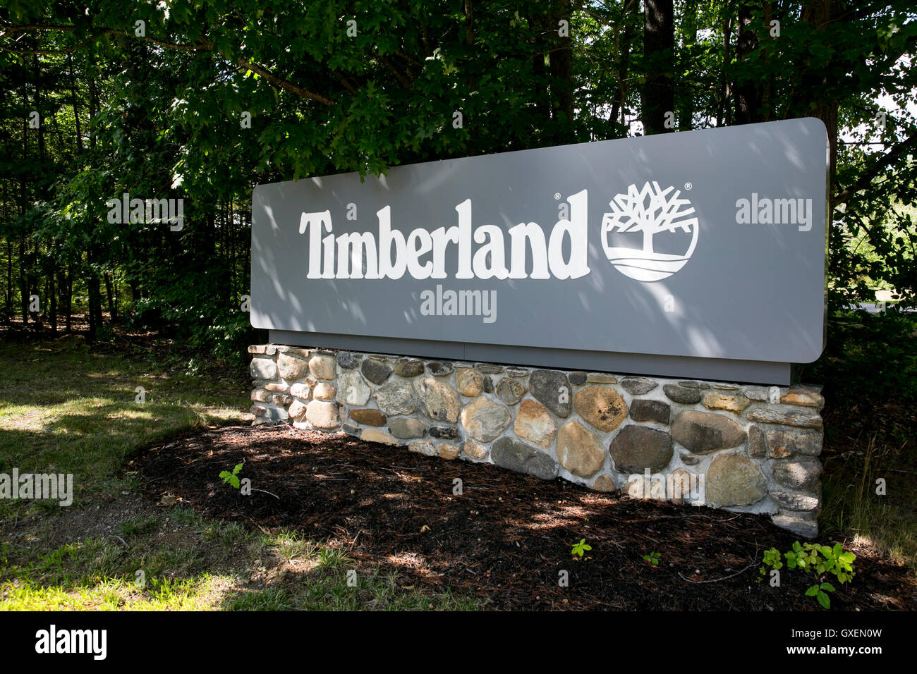 Un logo segno al di fuori della sede della Timberland Company in Stratham,  New Hampshire il 14 agosto 2016 Foto stock - Alamy