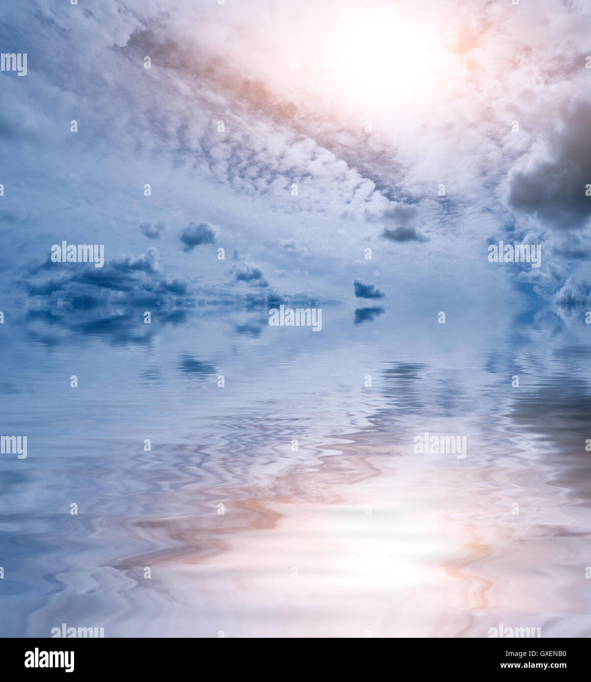 Luce blu e rosa cielo astratto e Sfondo oceano: sole splendente e pattern di nuvole riflettono in ondulato della superficie dell'acqua. Foto Stock