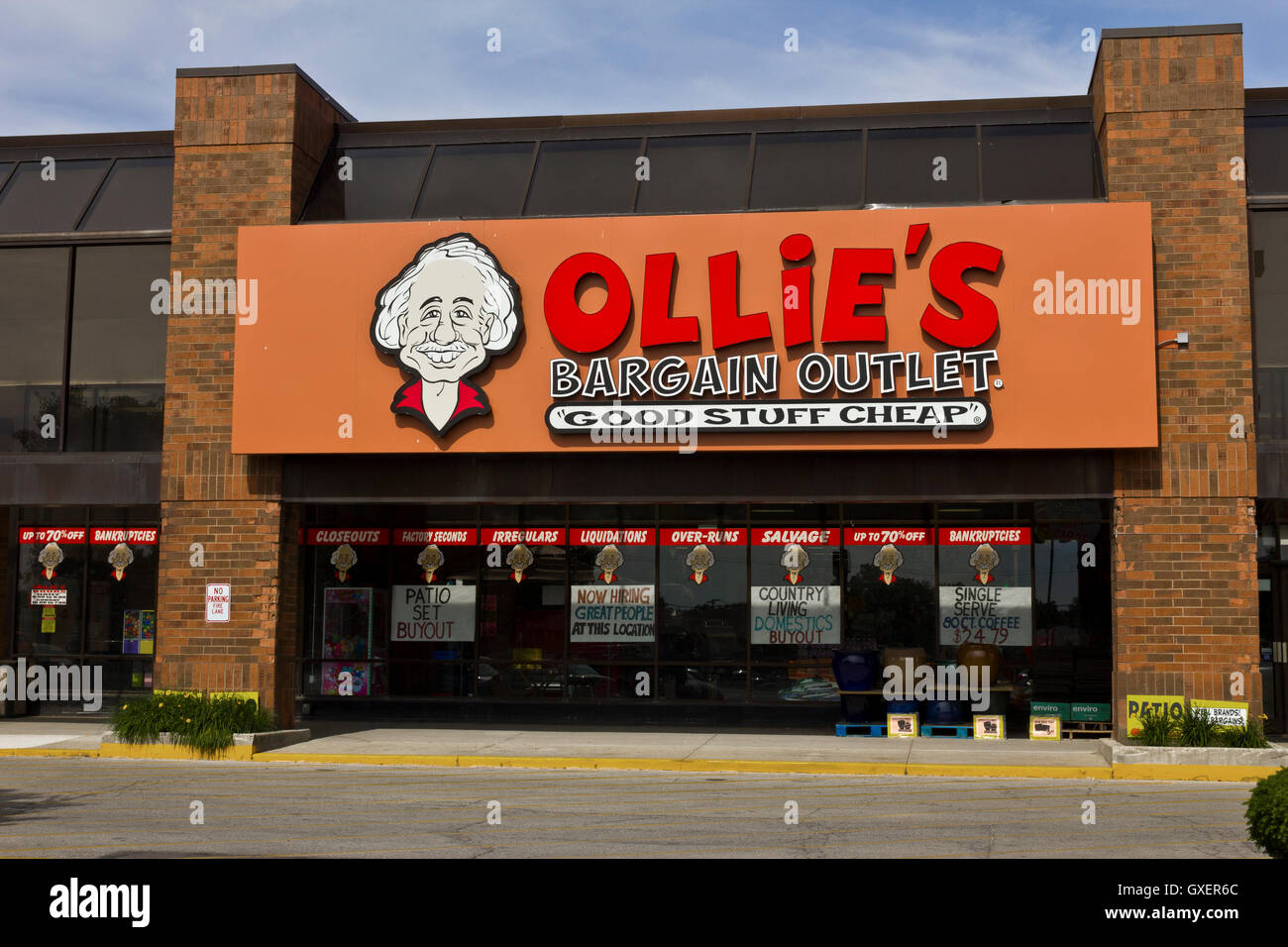 Indianapolis - Circa Giugno 2016: Ollie canzone in uscita. Ollie's realizza una vasta gamma di operazioni conclusive del Merchandise II Foto Stock