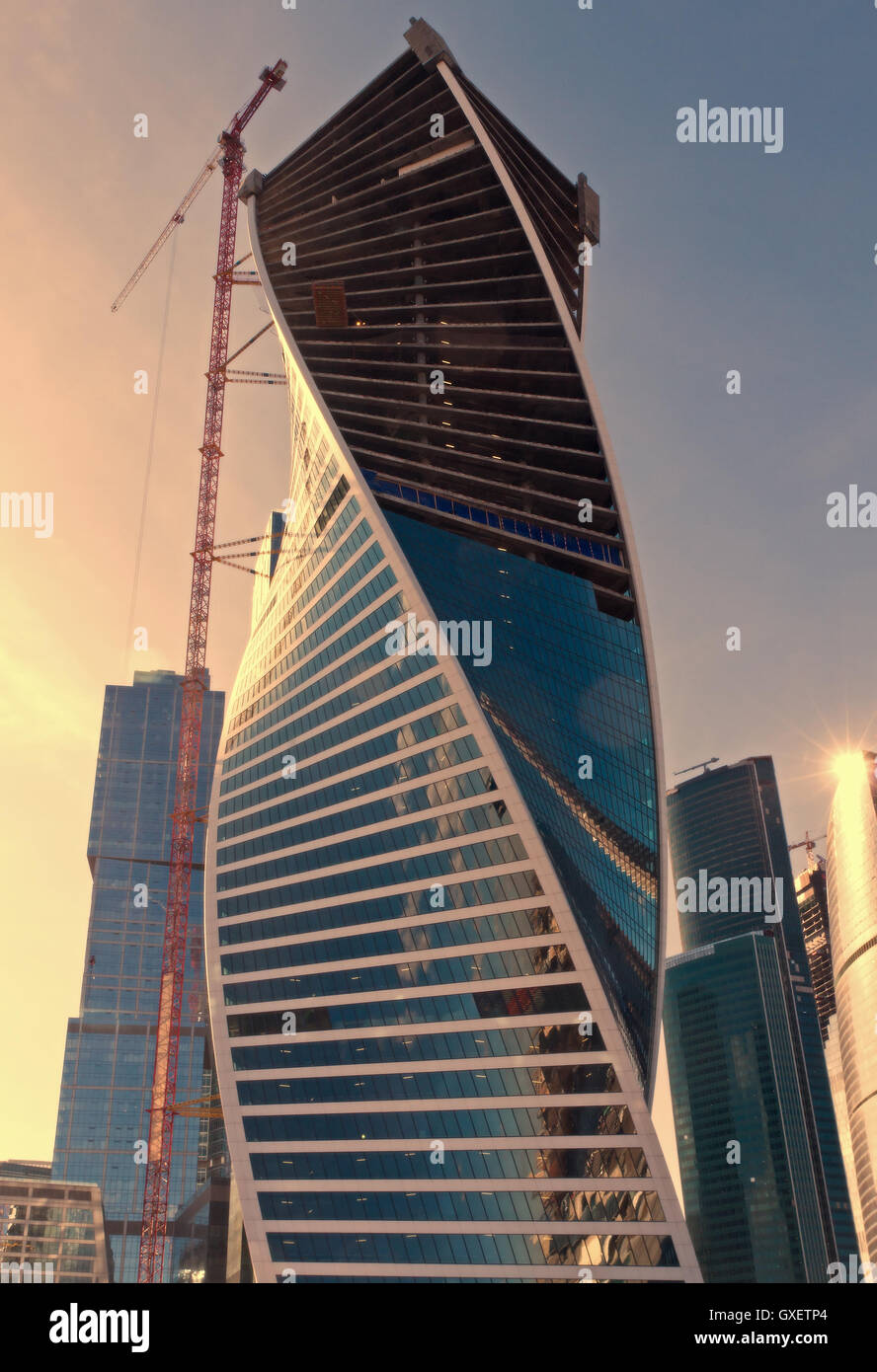 Moderna e contemporanea architettura russa - costruzione grattacieli di Mosca. L'edificio (grattacielo) in costruzione. Foto Stock