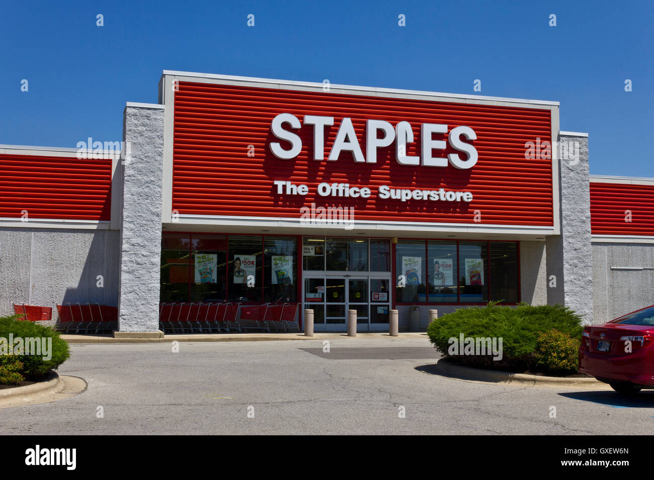 Ft. Wayne, IN - Circa il luglio 2016: Staples Inc. Posizione di vendita al dettaglio. Punti metallici è un ufficio grande catena di alimentazione V Foto Stock