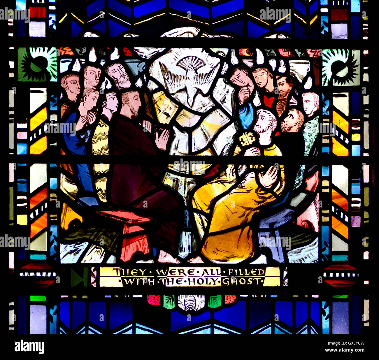 Londra, Inghilterra, Regno Unito. St Etheldreda la Chiesa in Ely Place. Finestra di vetro colorato: la Bibbia scena. Atti 2:4 parlare in lingue Foto Stock