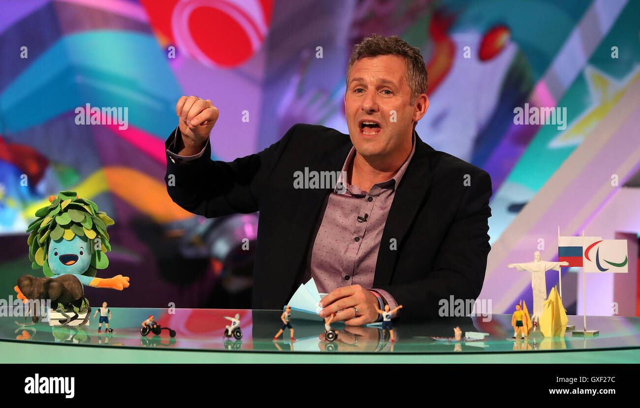 Adam Hills in studio durante una prova generale per la televisione mostra l'ultima tappa presso il Broadcast internazionale centro durante i Giochi Paralimpici 2016 a Rio. Foto Stock