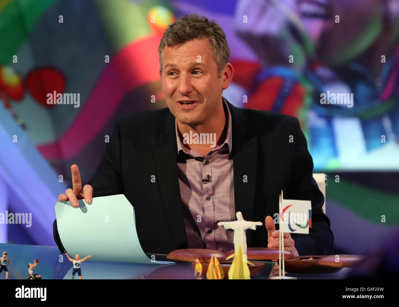 Adam Hills in studio durante una prova generale per la televisione mostra l'ultima tappa presso il Broadcast internazionale centro durante i Giochi Paralimpici 2016 a Rio. Foto Stock