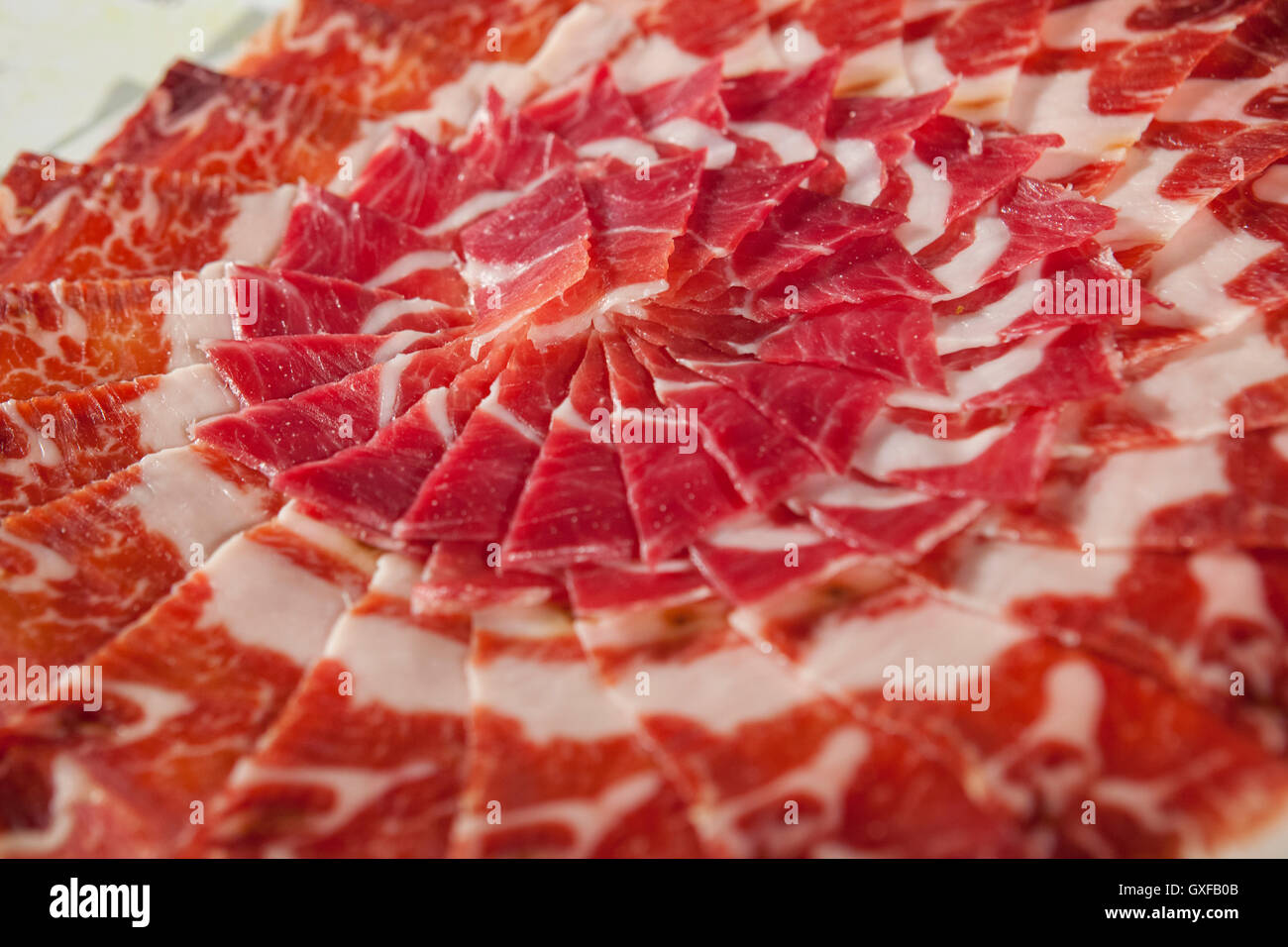 Circolare disposizione decorativo di prosciutto iberico sulla piastra. Messa a fuoco selettiva punto Foto Stock