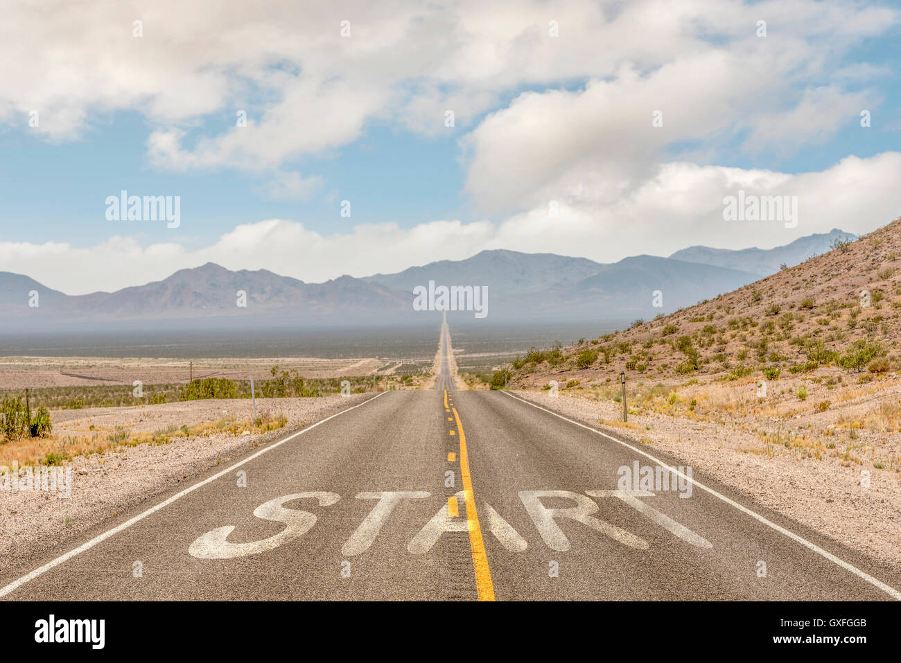 Paesaggio della lunga strada nel parco nazionale della Valle della Morte per obiettivo di business concept Foto Stock