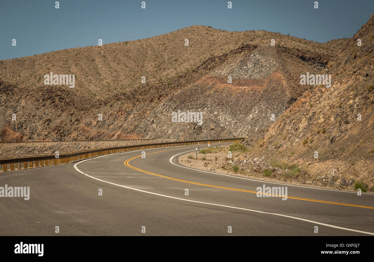 Paesaggio di strada lunga nel parco nazionale della valle della morte per il concetto di obiettivo di affari Foto Stock