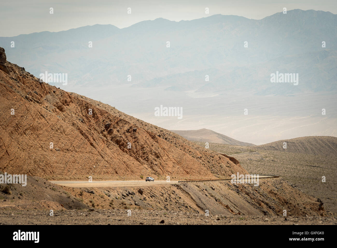 Paesaggio della lunga strada nel parco nazionale della Valle della Morte per obiettivo di business concept Foto Stock