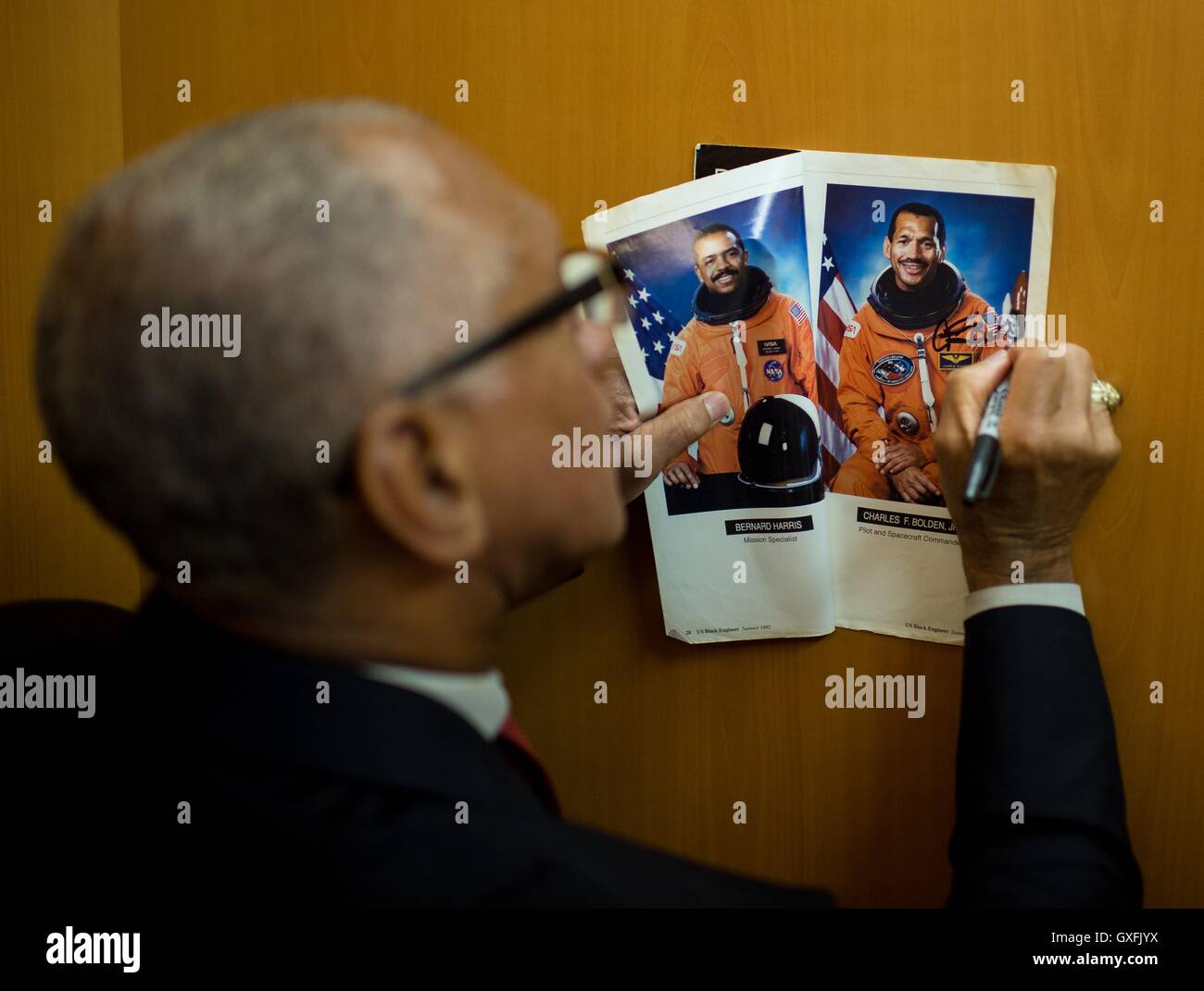 Amministratore della NASA e ex astronauta Charles Bolden segni un autografo mentre frequentano pre-attività di lancio di Osiride-REx missione presso il Kennedy Space Center Settembre 8, 2016 a Cape Canaveral, in Florida. OSIRIS-REx missione sarà la prima missione negli Stati Uniti per tornare asteroide materiale di superficie di terra per studio. Foto Stock