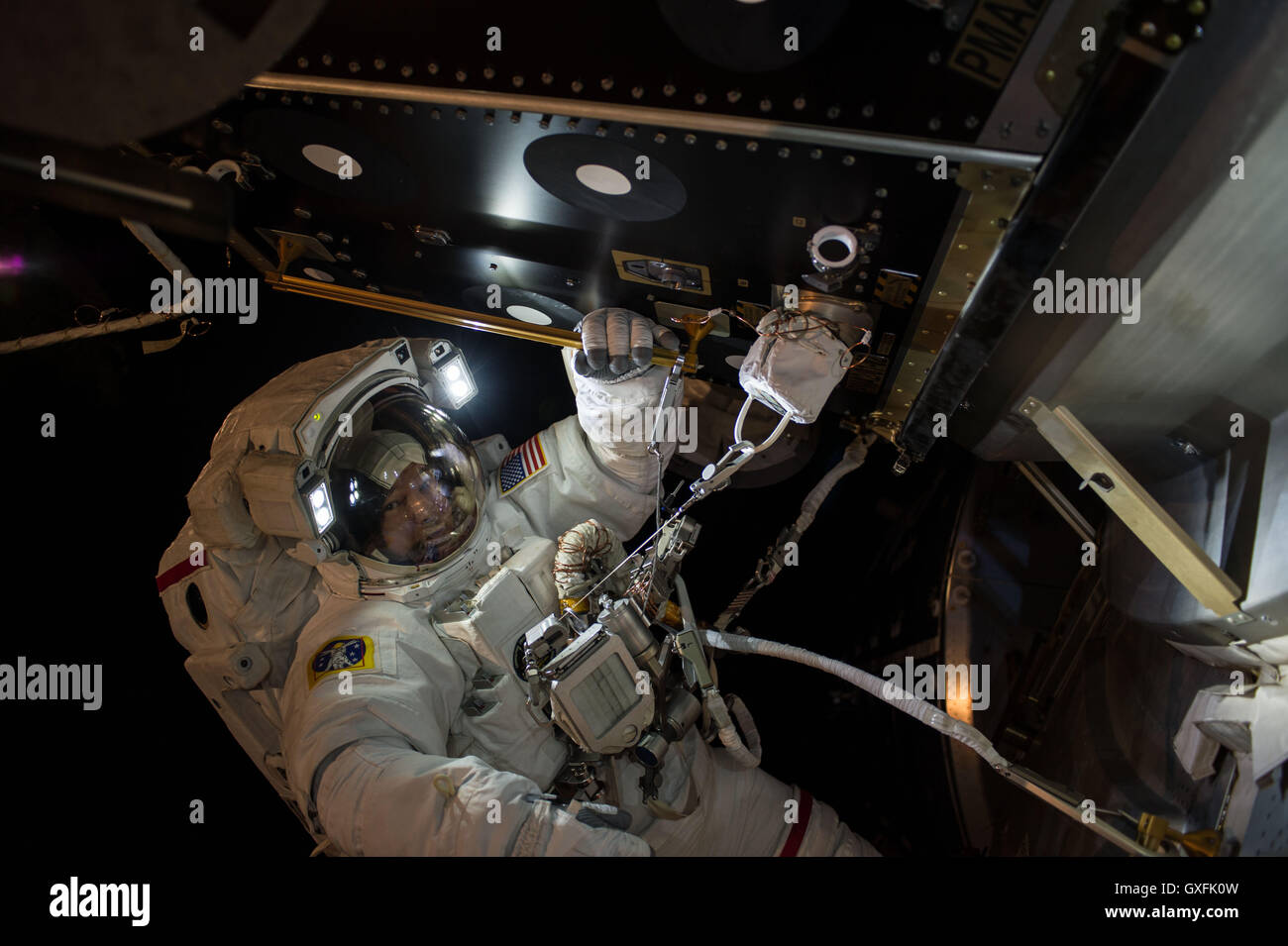 Stazione Spaziale Internazionale Expedition 48 membri dell equipaggio astronauta della NASA Commander Jeff Williams installa i primi due internazionali adattatori docking sulla stazione esterno durante 5 ore, 58-minute spacewalk Agosto 19, 2016. Questi adattatori possono essere utilizzati per il futuro arrivo di Boeing e SpaceX navicelle spaziali commerciali. Foto Stock
