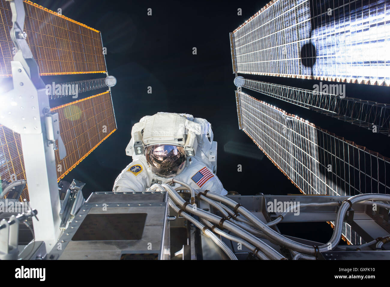 Stazione Spaziale Internazionale Expedition 48 membri dell equipaggio astronauta della NASA Kate Rubins lavora sulla stazione esterno durante 6 ore e 48 minuti di spacewalk con il comandante Jeff Williams Settembre 1, 2016. Foto Stock