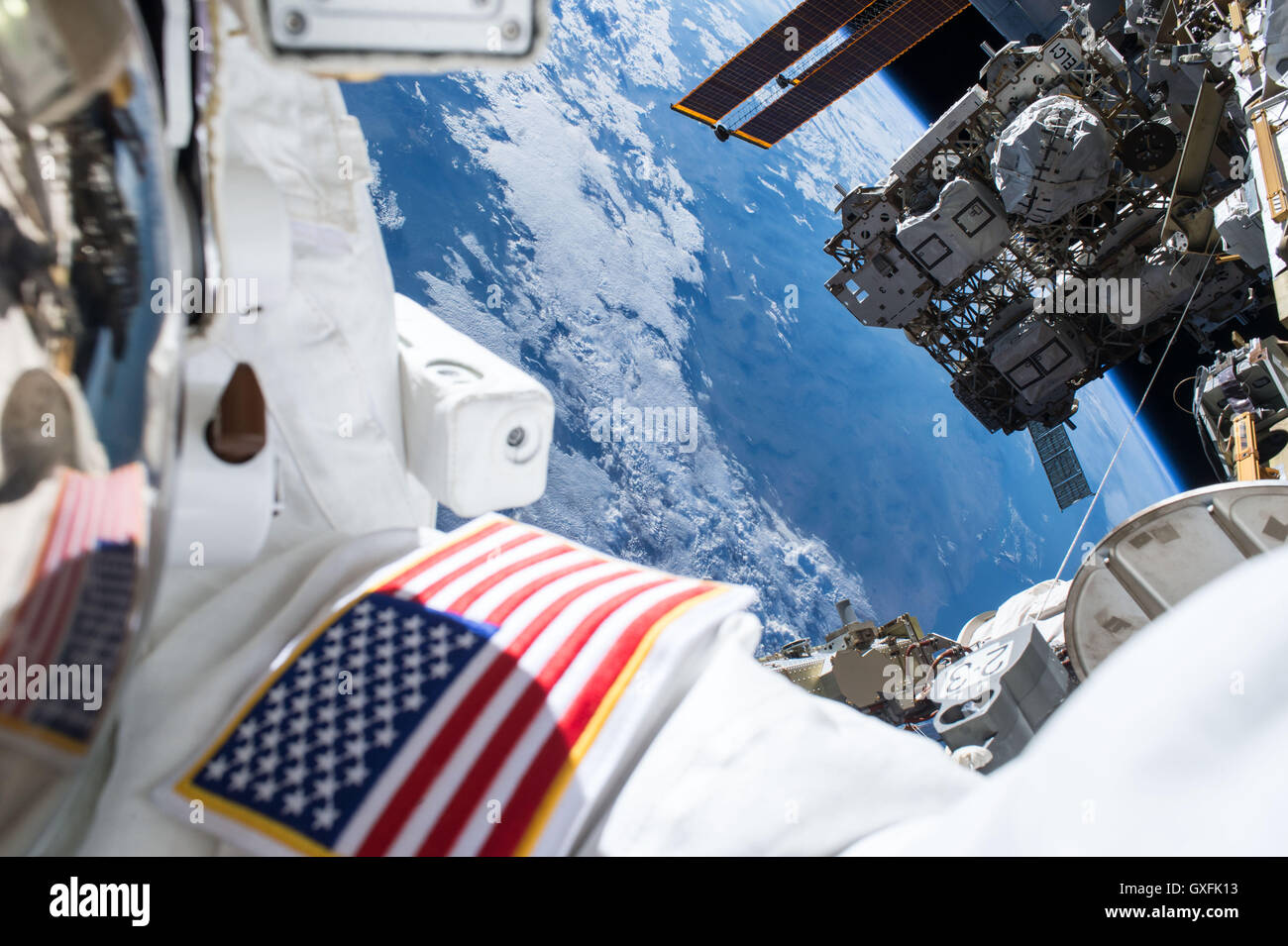 Stazione Spaziale Internazionale Expedition 48 membri dell equipaggio astronauta della NASA Commander Jeff Williams lavora sulla stazione esterno durante 6 ore e 48 minuti di spacewalk con tecnico di volo Kate Rubins Settembre 1, 2016. Foto Stock