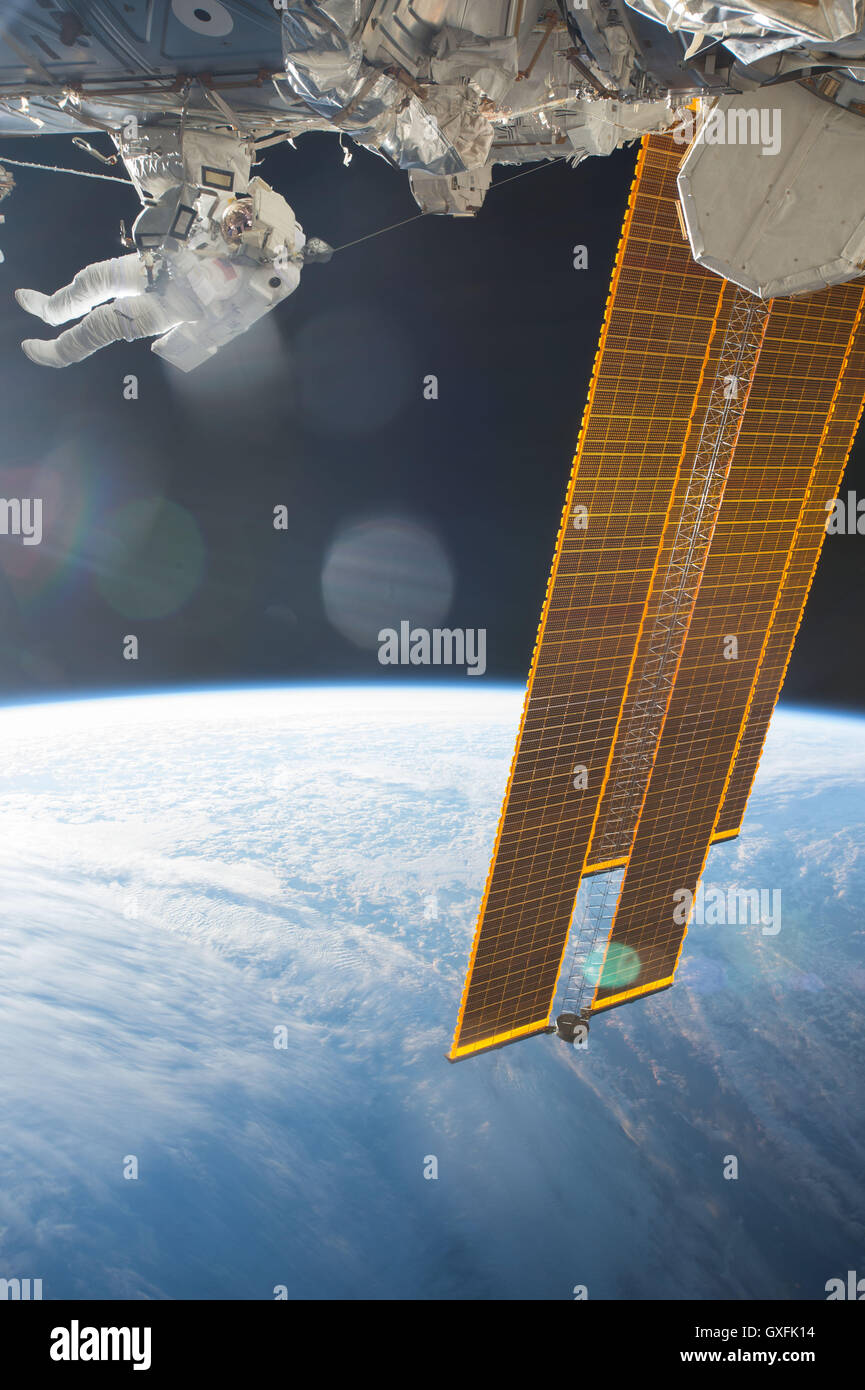 Stazione Spaziale Internazionale Expedition 48 membri dell equipaggio astronauta della NASA tecnico di volo Kate Rubins installa i primi due internazionali adattatori docking sulla stazione esterno durante 5 ore, 58-minute spacewalk Agosto 19, 2016. Questi adattatori possono essere utilizzati per il futuro arrivo di Boeing e SpaceX navicelle spaziali commerciali. Foto Stock