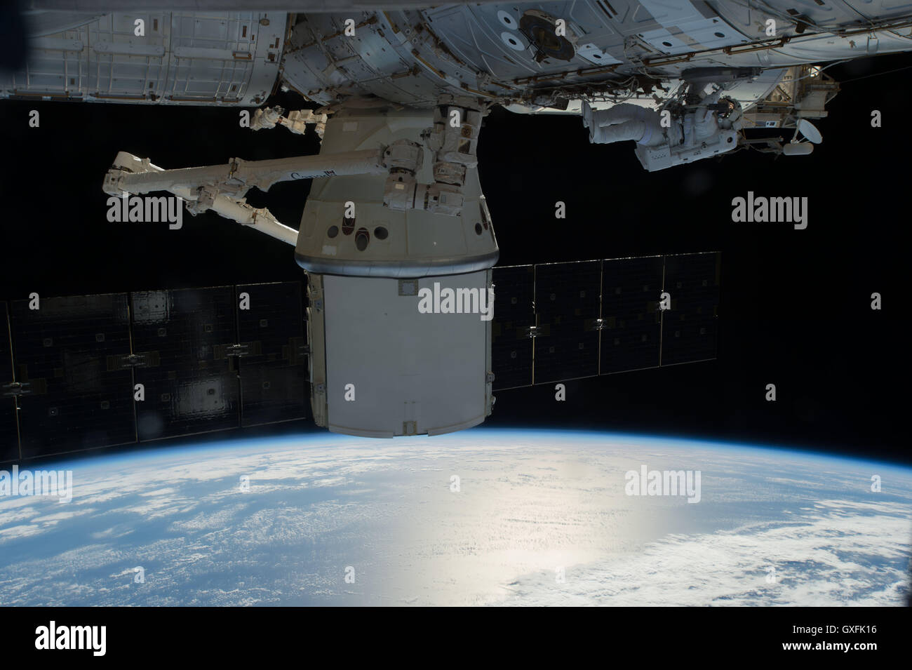 Stazione Spaziale Internazionale Expedition 48 membri dell equipaggio astronauta della NASA tecnico di volo Kate Rubins installa i primi due internazionali adattatori docking sulla stazione esterno durante 5 ore, 58-minute spacewalk Agosto 19, 2016. Questi adattatori possono essere utilizzati per il futuro arrivo di Boeing e SpaceX navicelle spaziali commerciali. Foto Stock