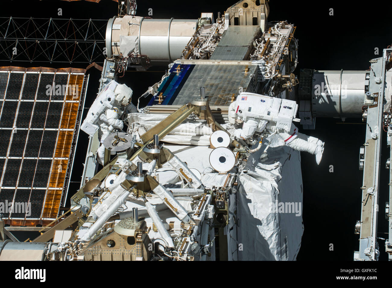 Stazione Spaziale Internazionale Expedition 48 membri di equipaggio gli astronauti della NASA Commander Jeff Williams (destra) e tecnico di volo Kate Rubins lavorare sulla stazione esterno durante 6 ore e 48 minuti di spacewalk Settembre 1, 2016. Foto Stock