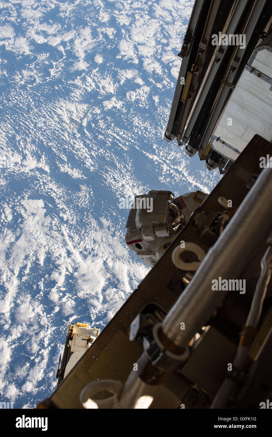 Stazione Spaziale Internazionale Expedition 48 membri dell equipaggio astronauta della NASA Commander Jeff Williams (nella foto) lavora sulla stazione esterno durante 6 ore e 48 minuti di spacewalk con tecnico di volo Kate Rubins Settembre 1, 2016. Foto Stock