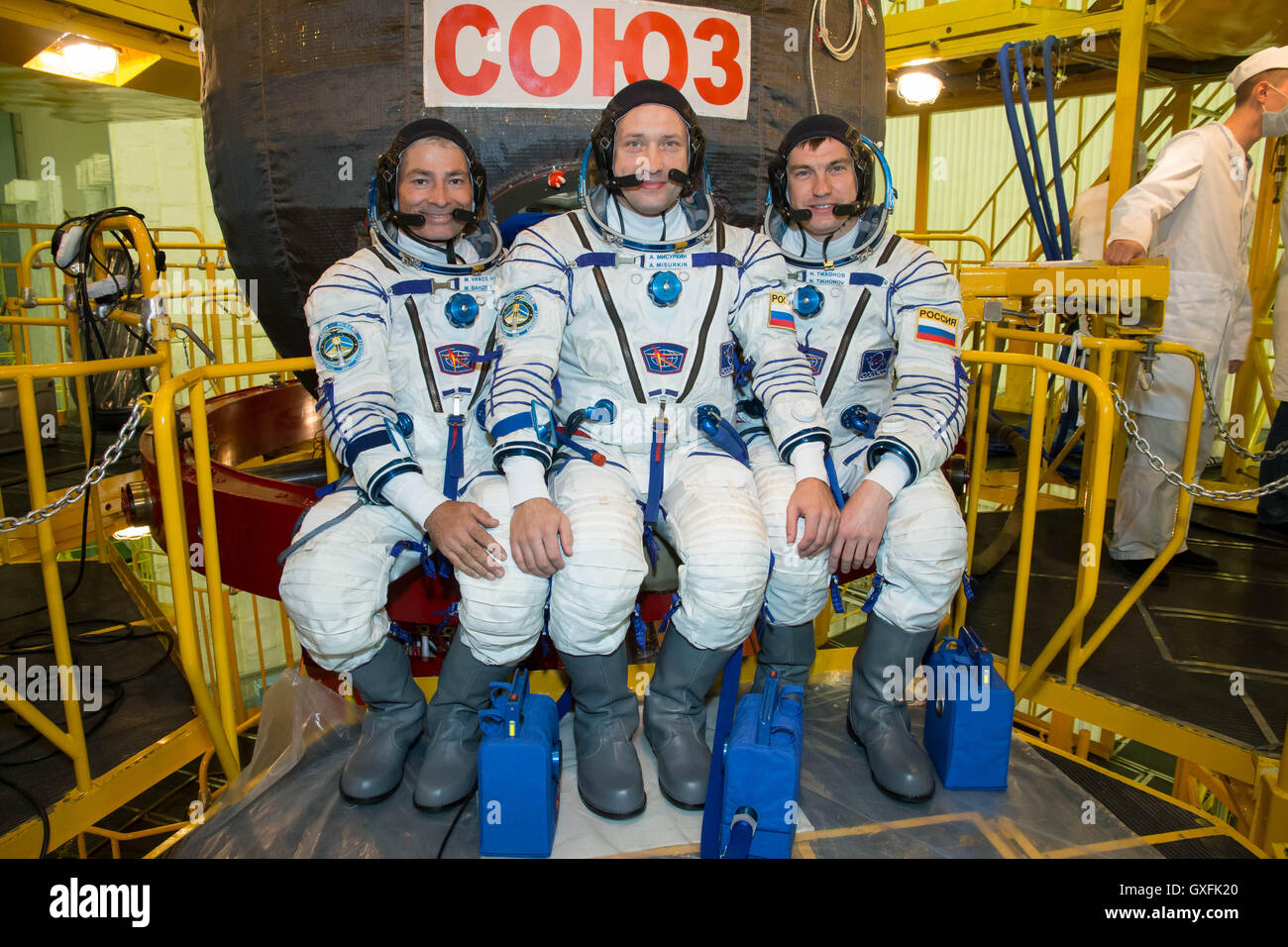 Stazione Spaziale Internazionale spedizione backup di 49 membri di equipaggio (L-R) astronauta della NASA Mark Vande Hei, Roscosmos cosmonauti Misurkin Alexander e Nikolai Tikhonov pongono di fronte alla Soyuz MS-02 navicella spaziale durante un training di pre-lancio fit check presso il cosmodromo di Baikonur Integration Facility Settembre 9, 2016 in Kazakistan. Foto Stock