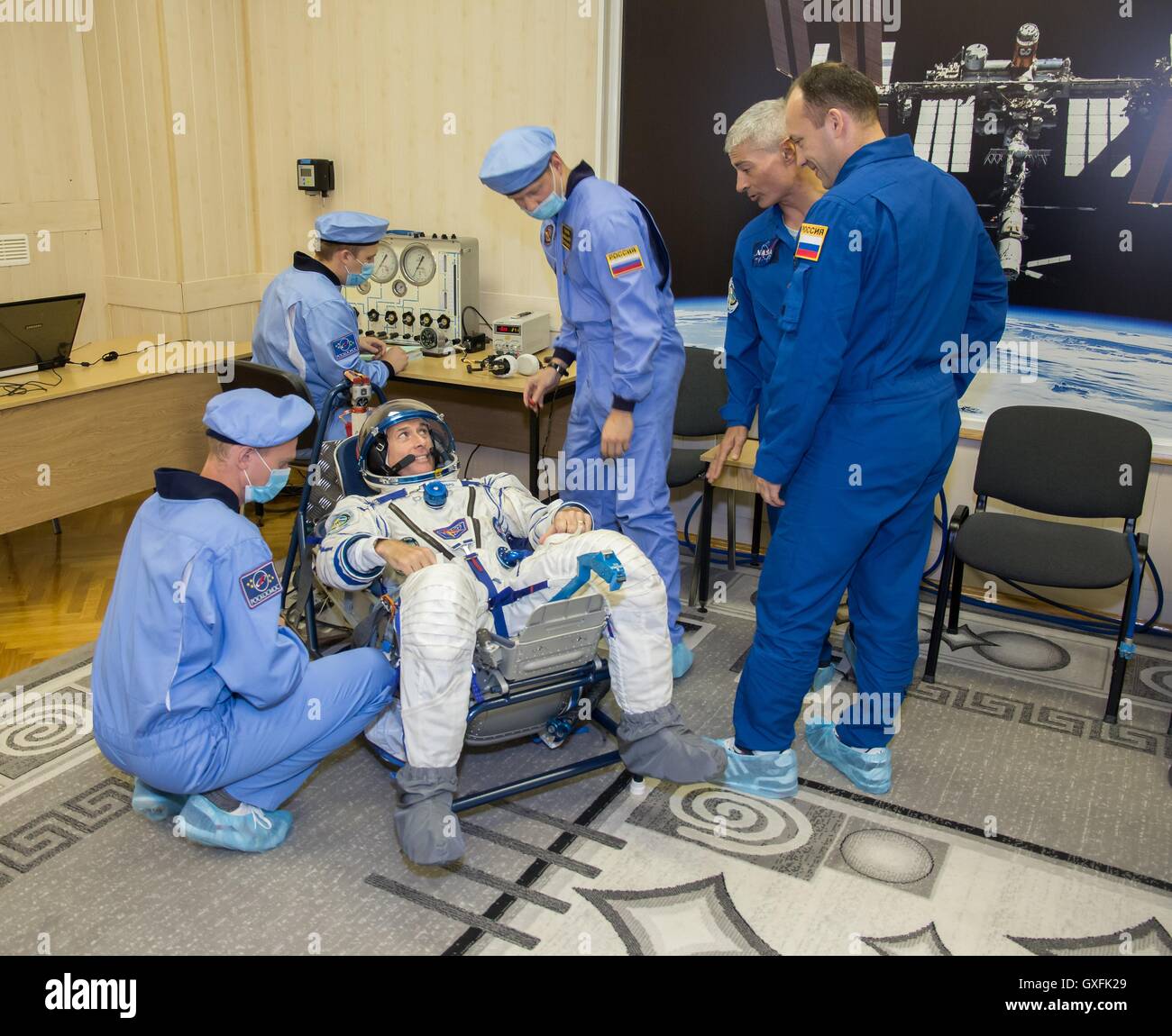 Stazione Spaziale Internazionale Expedition 49 membri dell equipaggio astronauta della NASA Shane Kimbrough esegue una prova di pressione sul suo Sokol lancio e entrata suit durante un training di pre-lancio fit check presso il cosmodromo di Baikonur Integration Facility Settembre 9, 2016 in Kazakistan. Foto Stock