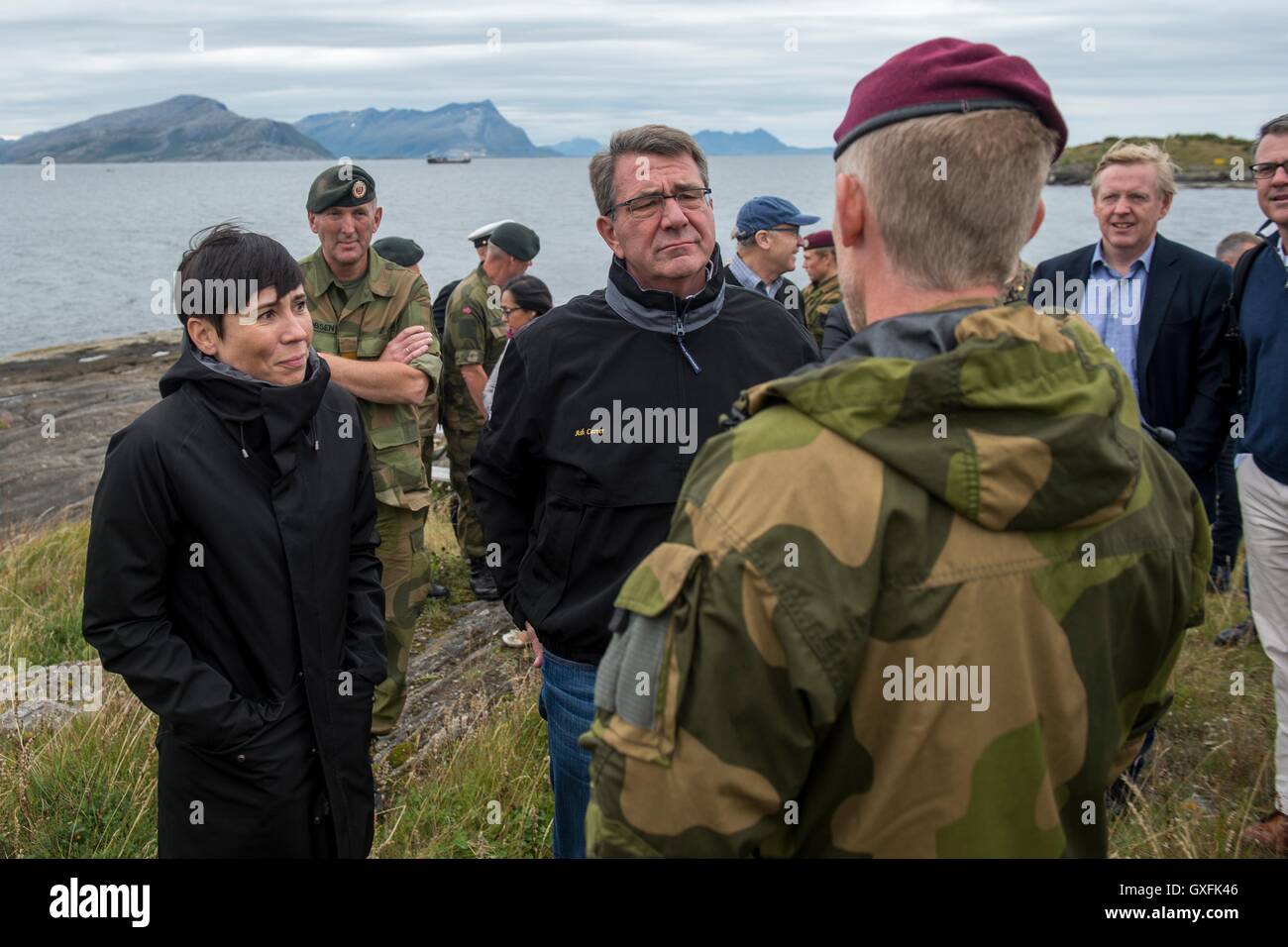 Stati Uniti Il Segretario della Difesa Ashton Carter (a destra) e il ministro norvegese della difesa Ine Eriksen Soreide ricevere un briefing durante un incontro a Bodo Air Base Settembre 9, 2016 di Bodo, Norvegia. Foto Stock