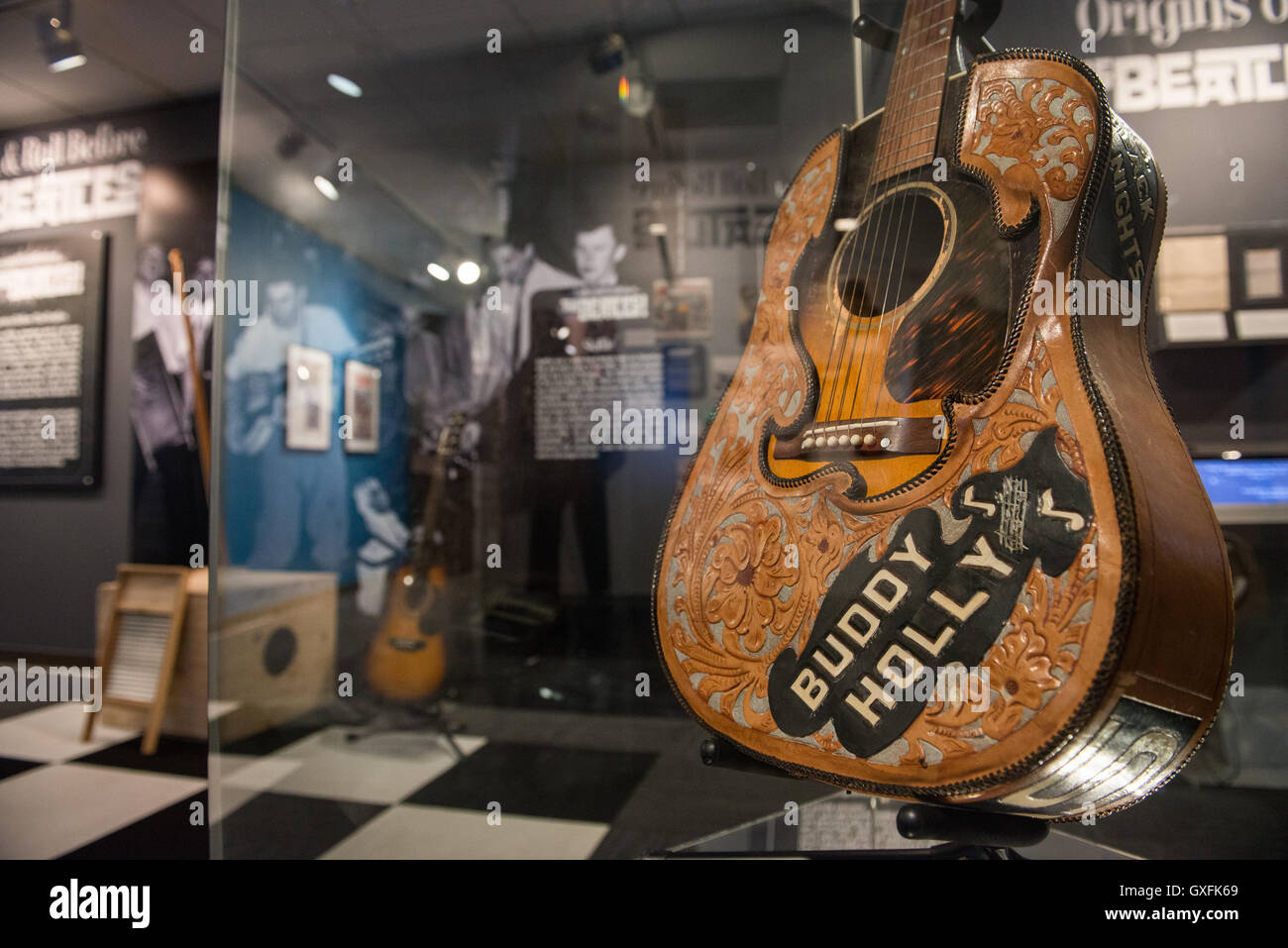 Buddy Hollys scolpita la chitarra acustica si siede sul display durante il periodo temporaneo di Beatles presentano presso la LBJ Presidential Library 23 giugno 2015 ad Austin, Texas. Questa mostra itinerante di vetrine raro American cultura pop e memorabilia di musica. Foto Stock