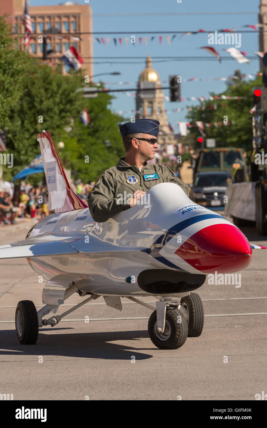 Un Air Force Officer scorre in una miniatura fighter jet durante il Cheyenne Frontier Days parade attraverso la capitale dello stato Luglio 23, 2015 in Cheyenne Wyoming. Giorni di frontiera celebra le tradizioni del cowboy del west con un rodeo, parata e fiera. Foto Stock