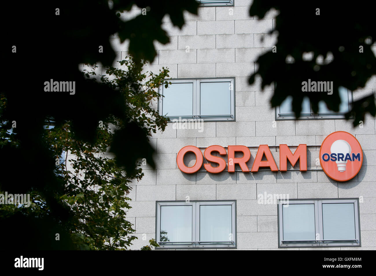Un logo segno al di fuori della struttura occupata da Osram a Milano il 3 settembre 2016. Foto Stock