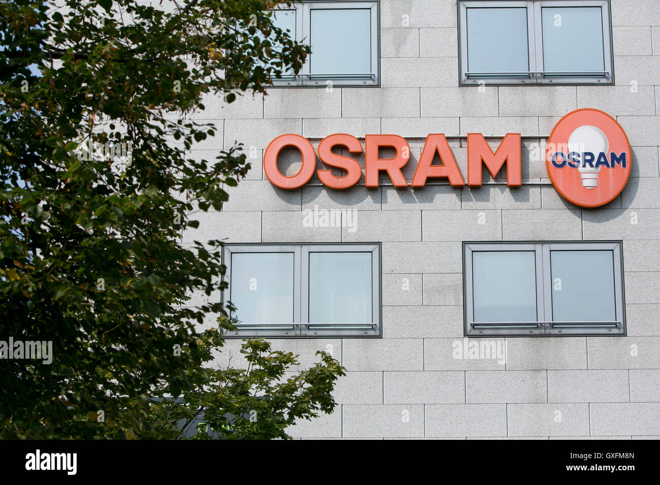 Un logo segno al di fuori della struttura occupata da Osram a Milano il 3 settembre 2016. Foto Stock