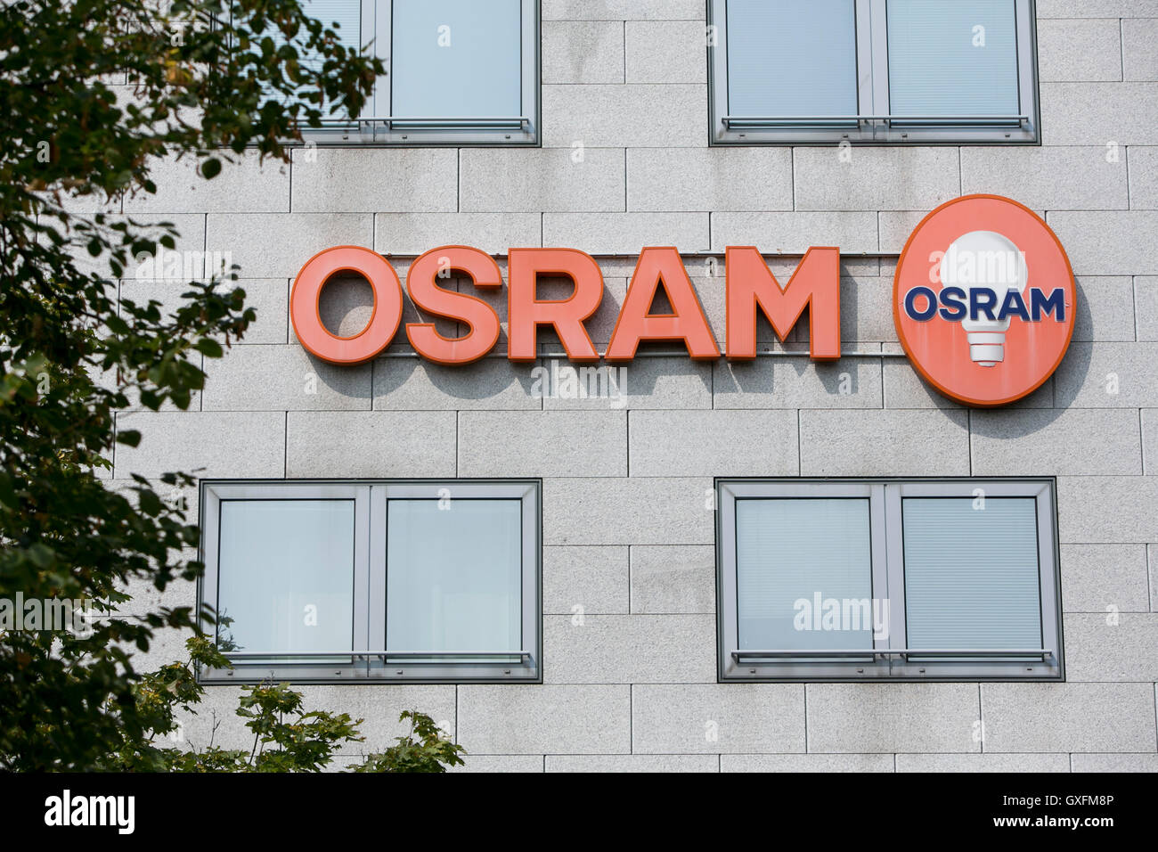 Un logo segno al di fuori della struttura occupata da Osram a Milano il 3 settembre 2016. Foto Stock