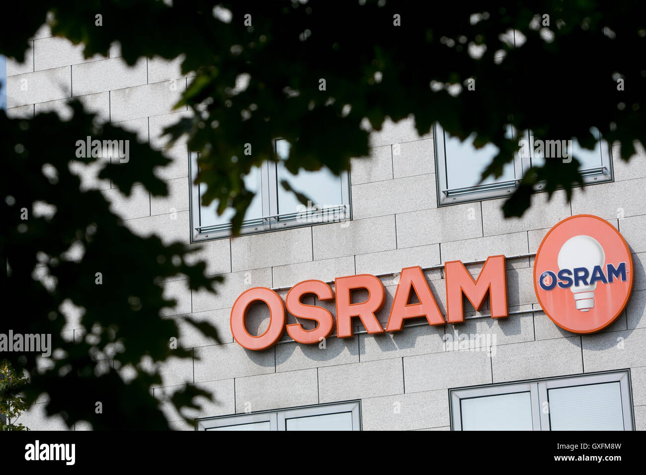 Un logo segno al di fuori della struttura occupata da Osram a Milano il 3 settembre 2016. Foto Stock