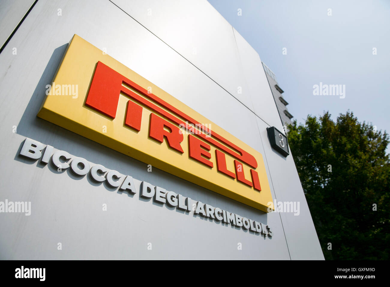 Un logo segno al di fuori della sede di Pirelli & C. SpA di Milano, in Italia il 3 settembre 2016. Foto Stock