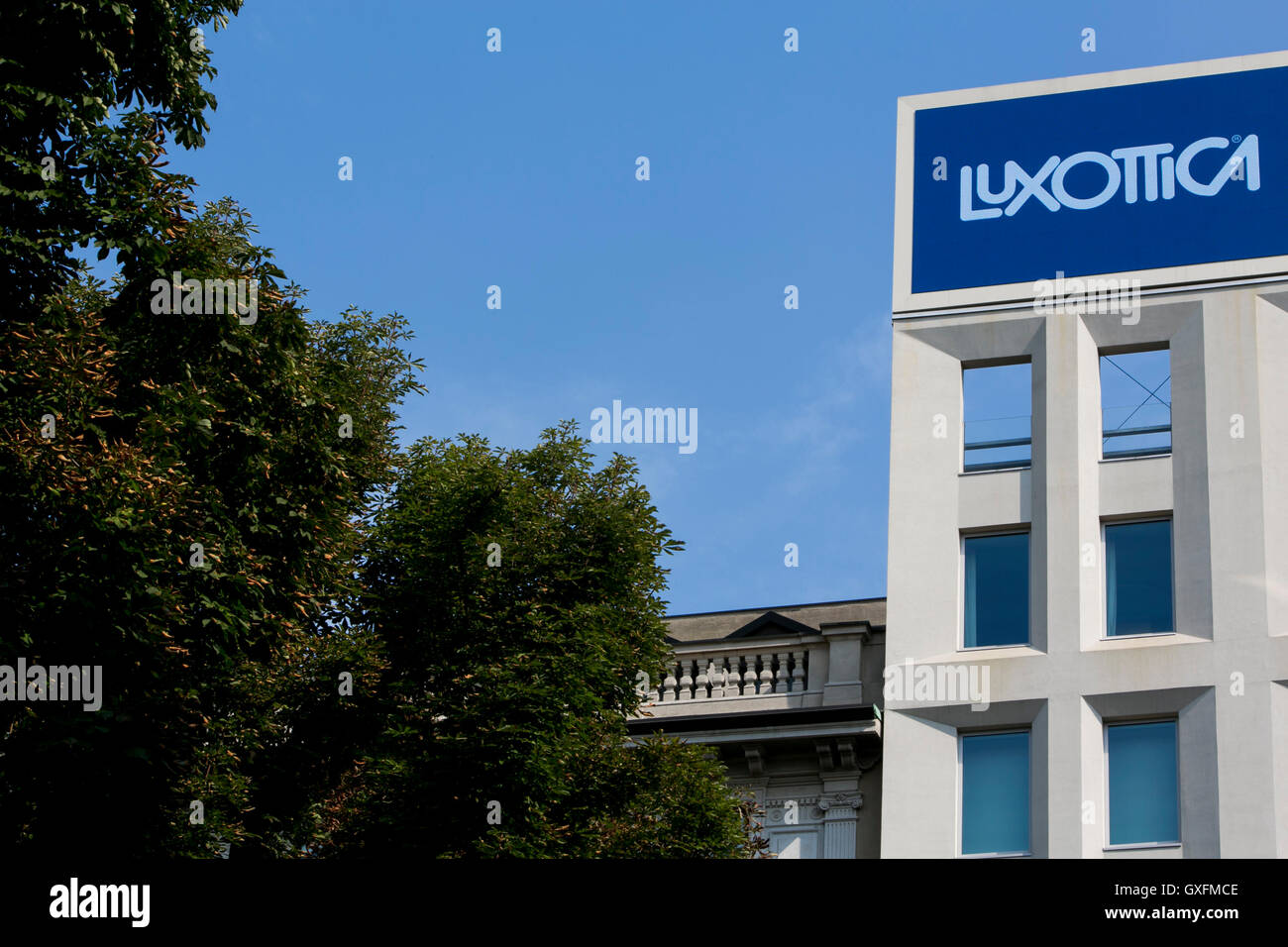 Un logo segno al di fuori della sede della Luxottica Group S.p.A. di Milano, in Italia il 3 settembre 2016. Foto Stock