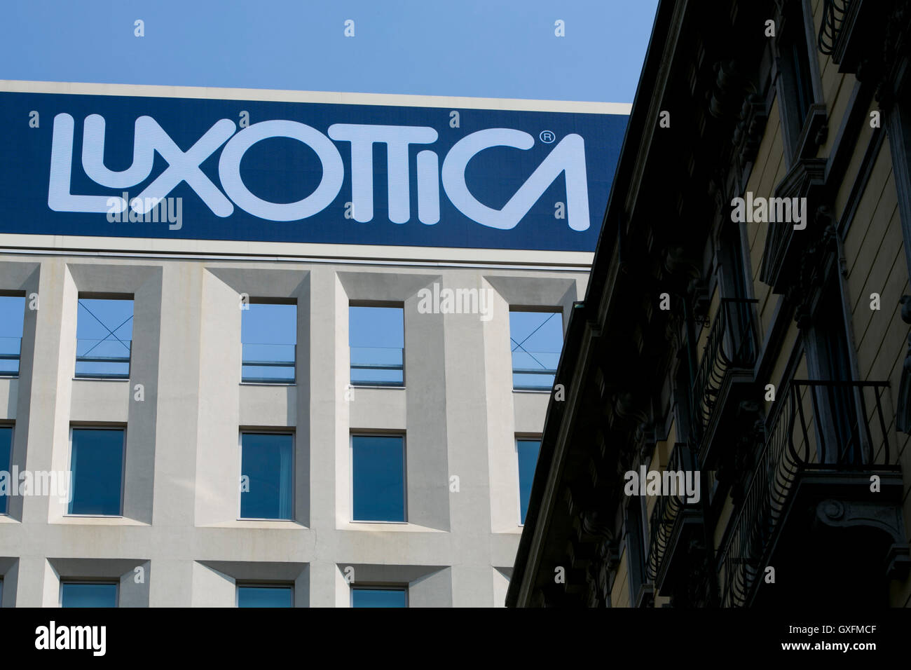 Un logo segno al di fuori della sede della Luxottica Group S.p.A. di Milano, in Italia il 3 settembre 2016. Foto Stock