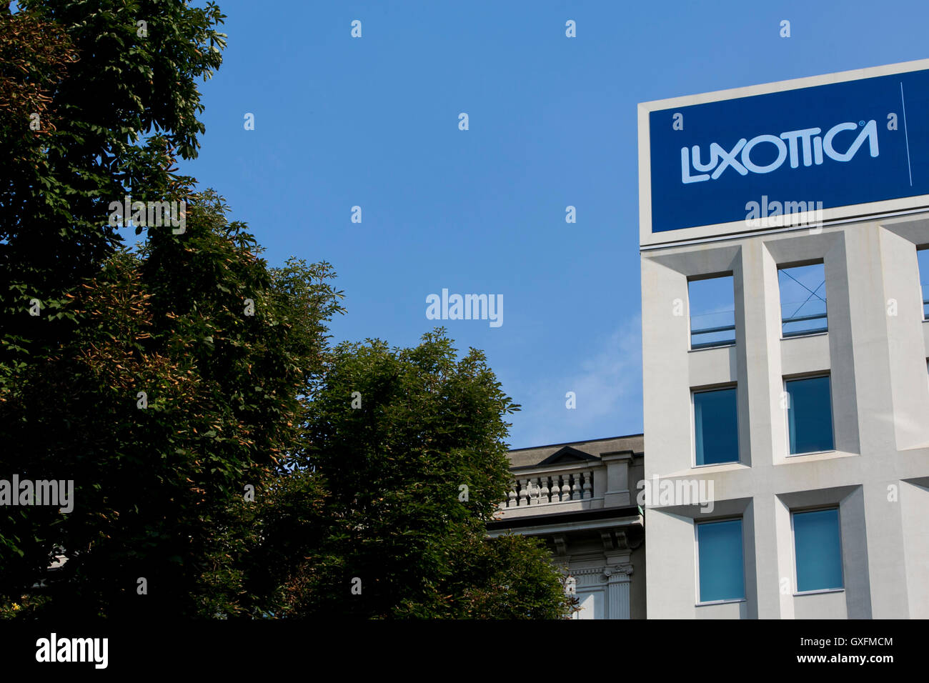 Un logo segno al di fuori della sede della Luxottica Group S.p.A. di Milano, in Italia il 3 settembre 2016. Foto Stock