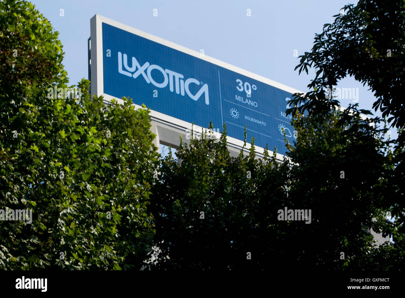Un logo segno al di fuori della sede della Luxottica Group S.p.A. di Milano, in Italia il 3 settembre 2016. Foto Stock