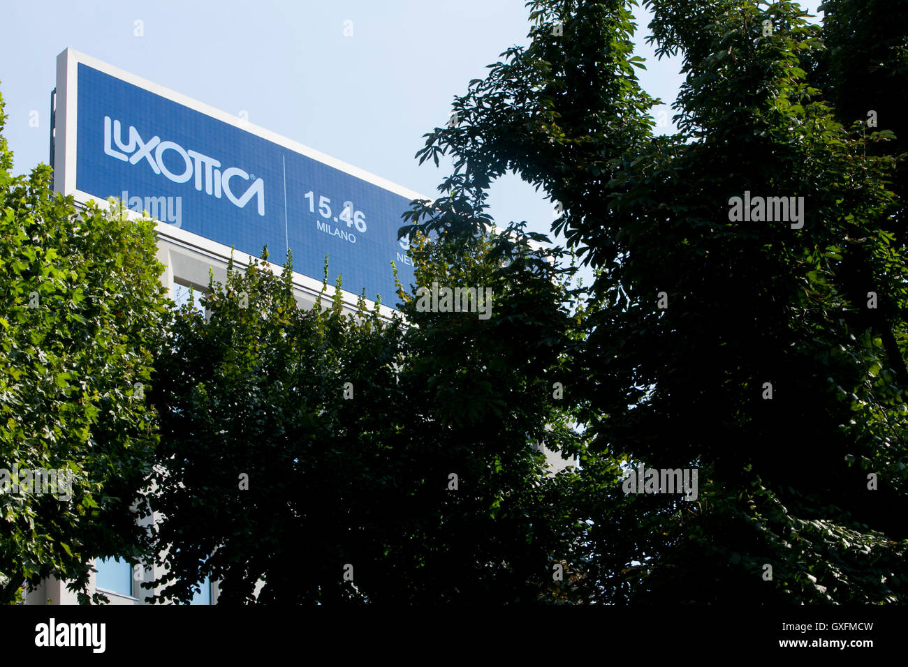 Un logo segno al di fuori della sede della Luxottica Group S.p.A. di Milano, in Italia il 3 settembre 2016. Foto Stock