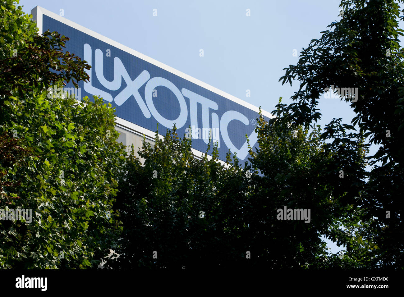 Un logo segno al di fuori della sede della Luxottica Group S.p.A. di Milano, in Italia il 3 settembre 2016. Foto Stock