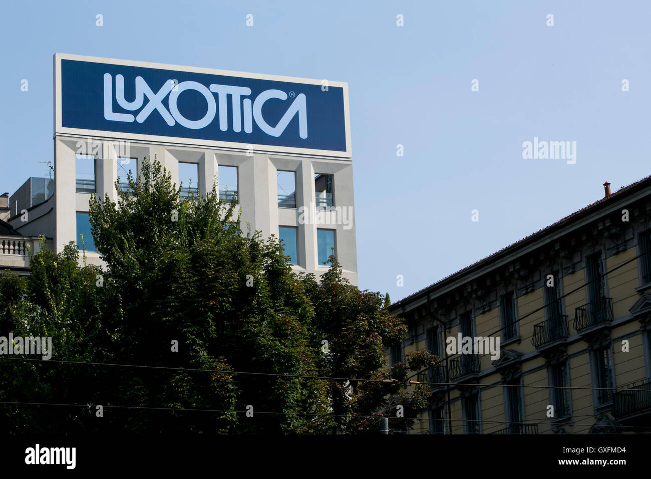 Un logo segno al di fuori della sede della Luxottica Group S.p.A. di Milano, in Italia il 3 settembre 2016. Foto Stock