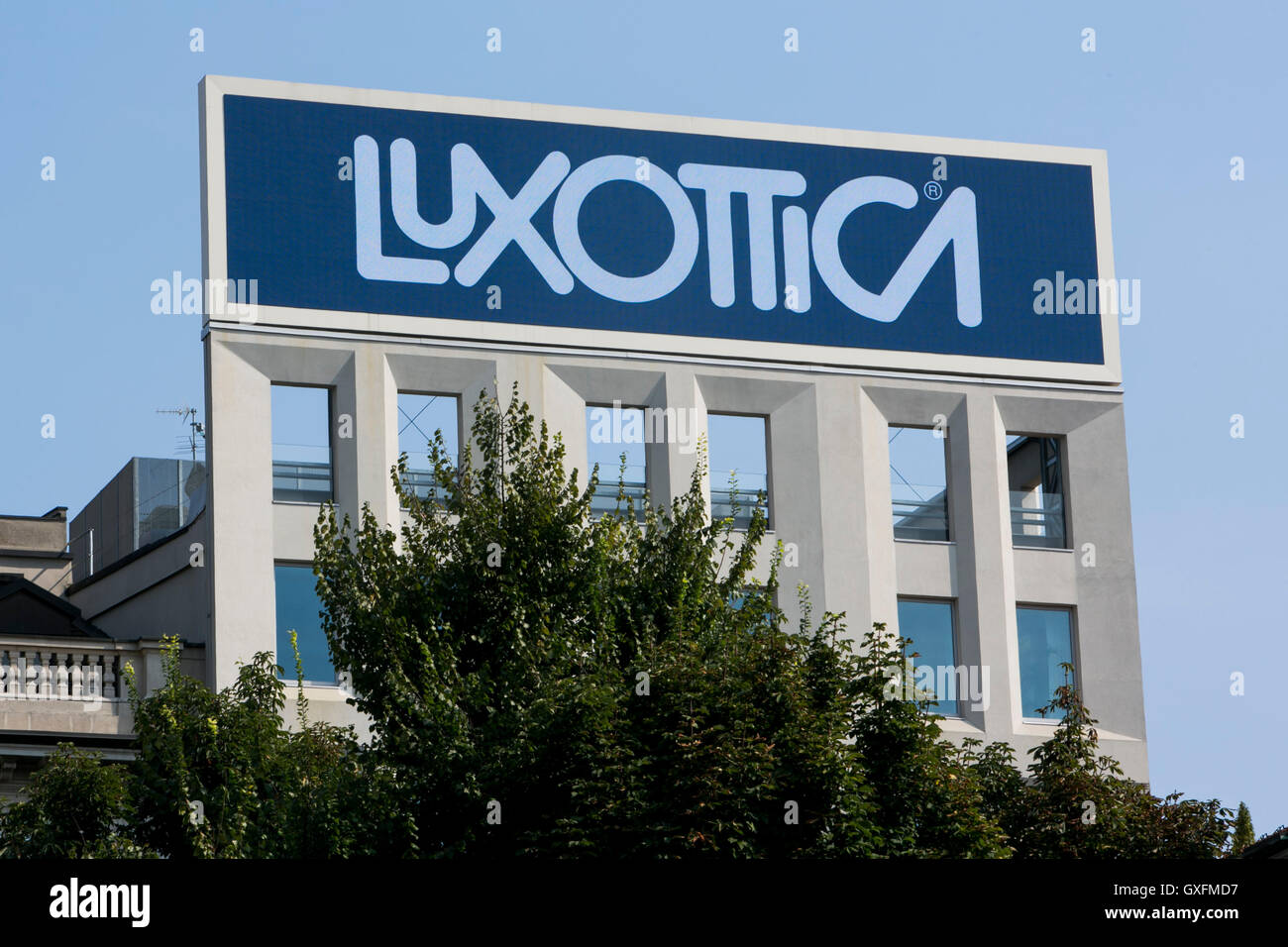 Un logo segno al di fuori della sede della Luxottica Group S.p.A. di Milano, in Italia il 3 settembre 2016. Foto Stock