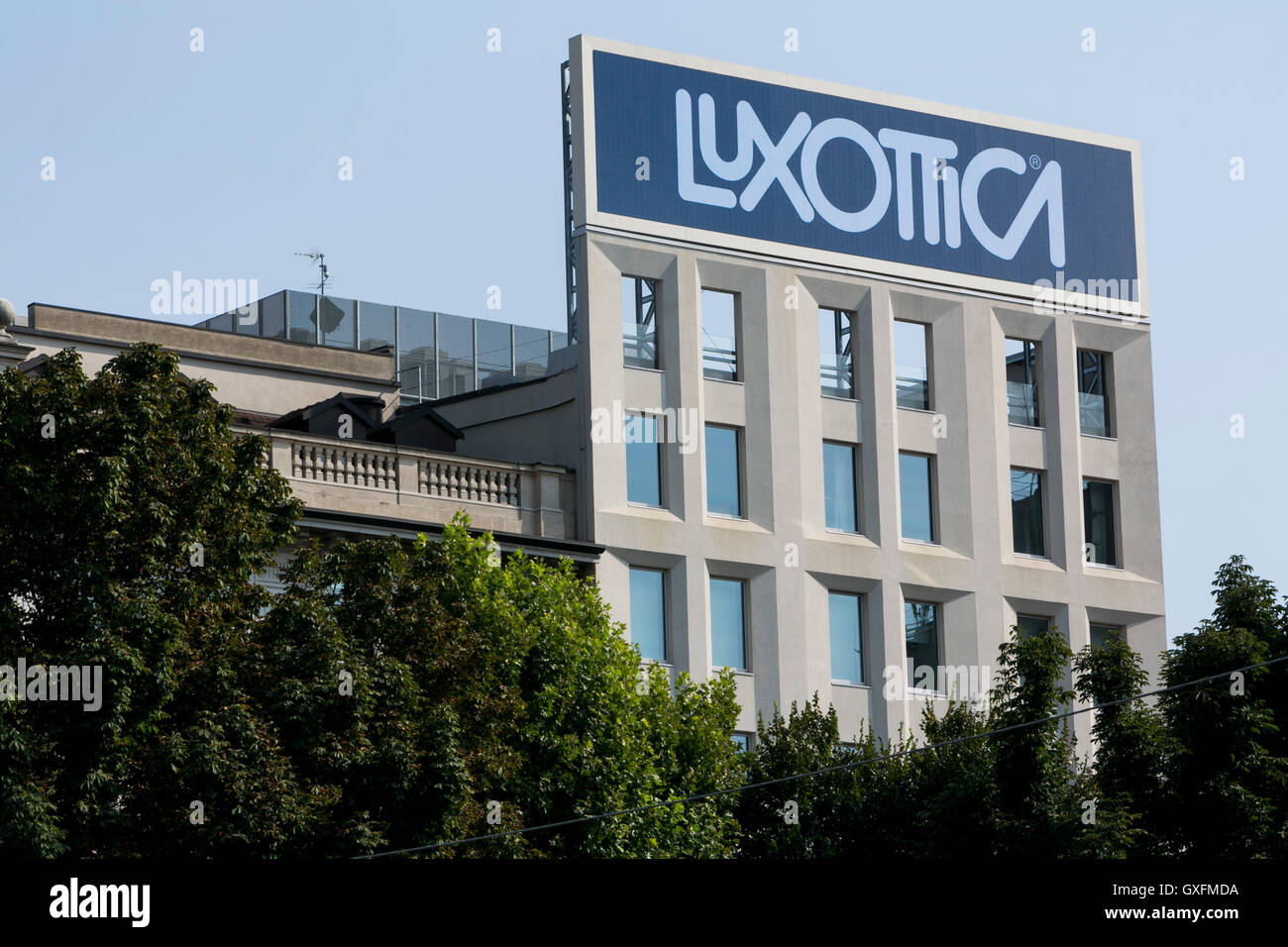 Un logo segno al di fuori della sede della Luxottica Group S.p.A. di Milano, in Italia il 3 settembre 2016. Foto Stock