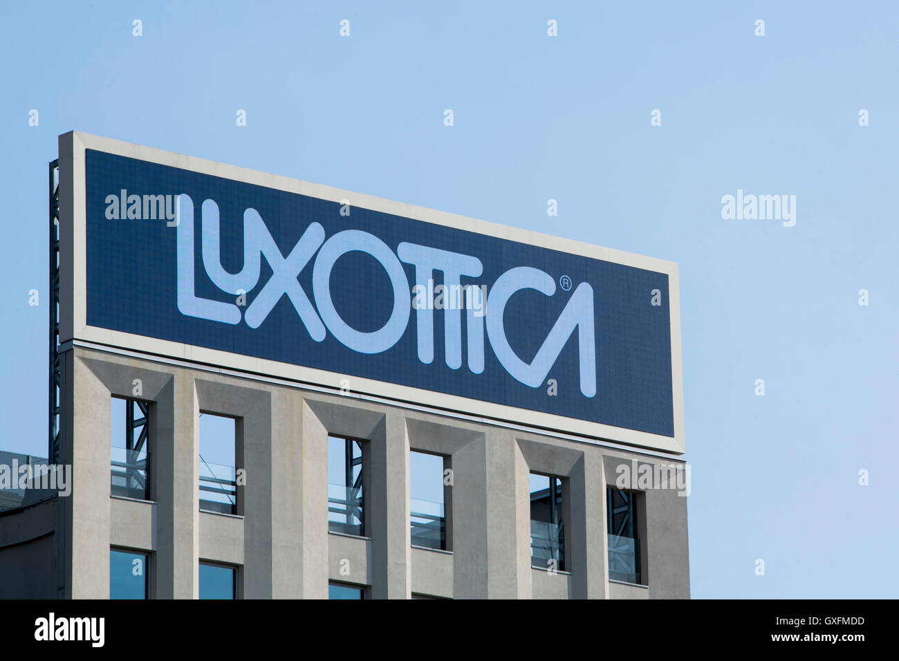 Un logo segno al di fuori della sede della Luxottica Group S.p.A. di Milano, in Italia il 3 settembre 2016. Foto Stock