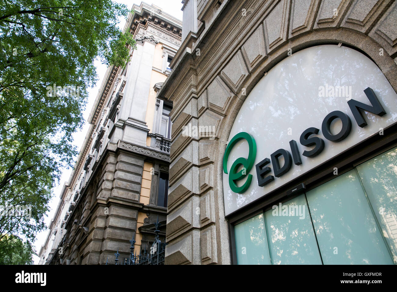 Un logo segno al di fuori della sede di Edison S.p.A. di Milano, in Italia  il 3 settembre 2016 Foto stock - Alamy