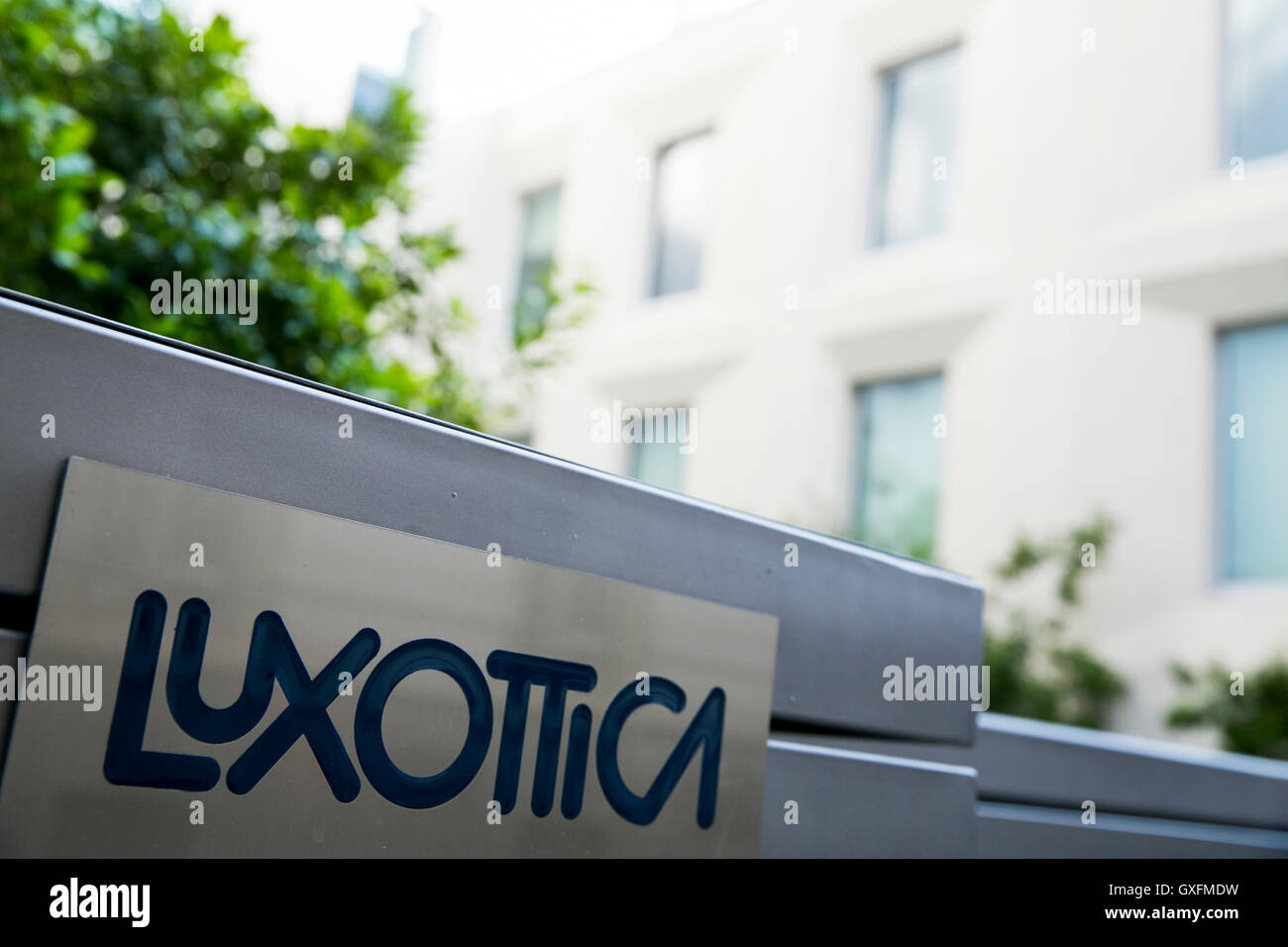 Un logo segno al di fuori della sede della Luxottica Group S.p.A. di Milano, in Italia il 3 settembre 2016. Foto Stock